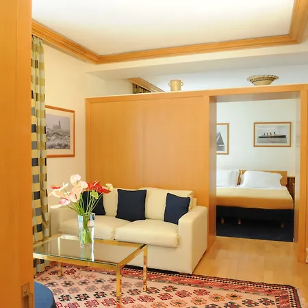 ホテル ピッツオムンノ パレス ヴィエステ